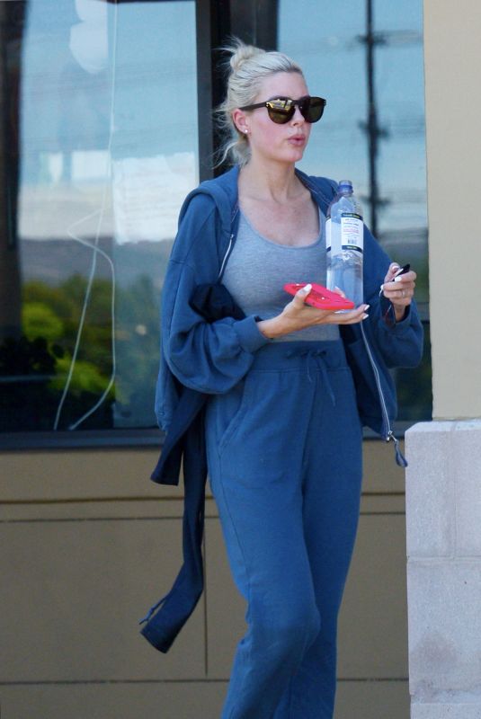 HEATHER RAE YOUNG Leaves Yoga Class in Newport Beach 08/11/2022