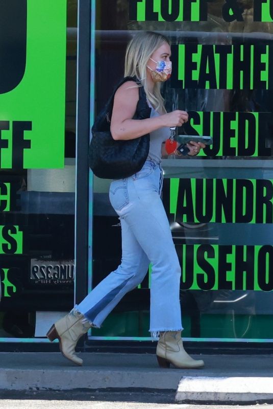 HILARY DUFF at Purple Haze Smoke Shop in Sherman Oaks 08/12/2022