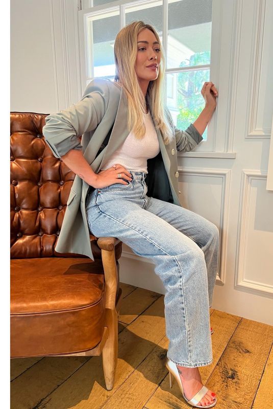 HILARY DUFF - Instagram Photos and Video 08/18/2022