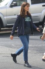 JENNIFER GARNER Out for Lunch with a Friend in San Francisco 08/29/2022