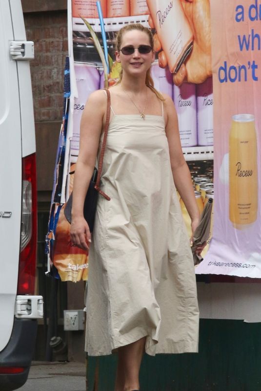 JENNIFER LAWRENCE Leaves a Tanning Salon in New York 07/31/2022