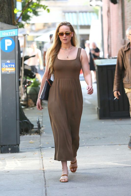 JENNIFER LAWRENCE Out for Lunch at Cafe Cluny in New York 08/02/2022