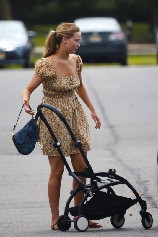 JENNIFER LAWRENCE Out in New Jersey 08/28/2022