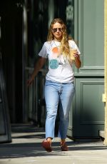 JENNIFER LAWRENCE Out wtih Friends for Morning Coffee in New York 08/27/2022