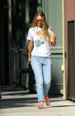 JENNIFER LAWRENCE Out wtih Friends for Morning Coffee in New York 08/27/2022