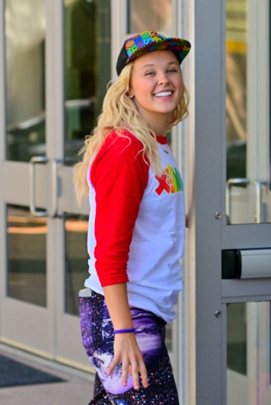 JOJO SIWA Arrives at a Studio in Pasadena 08/18/2022