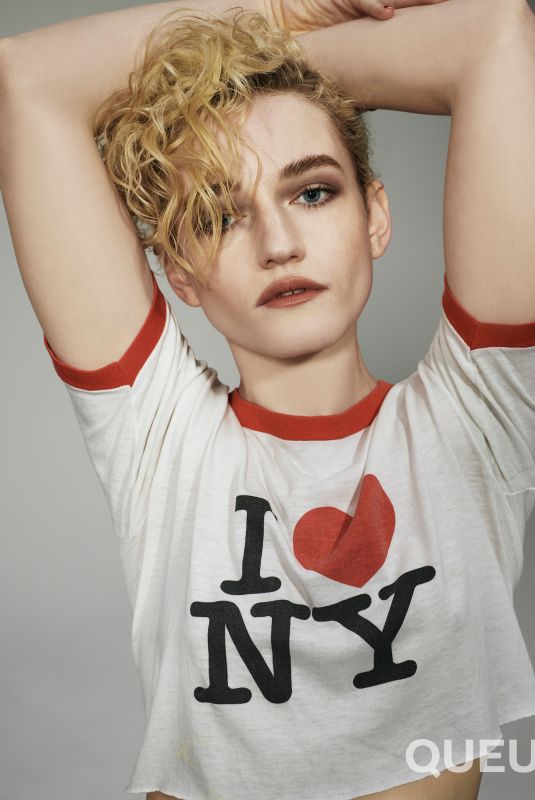 JULIA GARMER for Queue Netflix, 2022