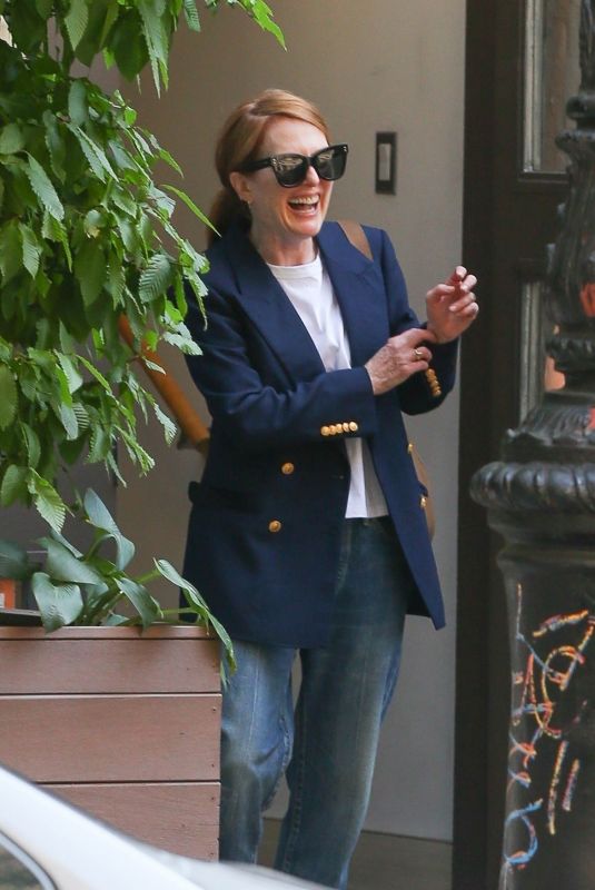 JULIANNE MOORE Out in New York 08/29/2022