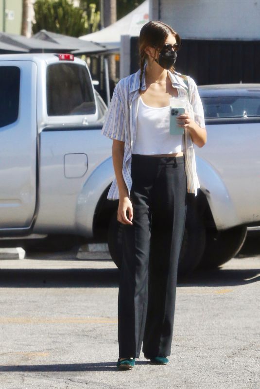 KAIA GERBER Leaves Tailwaggers Pet Store in Los Angeles 08/25/2022