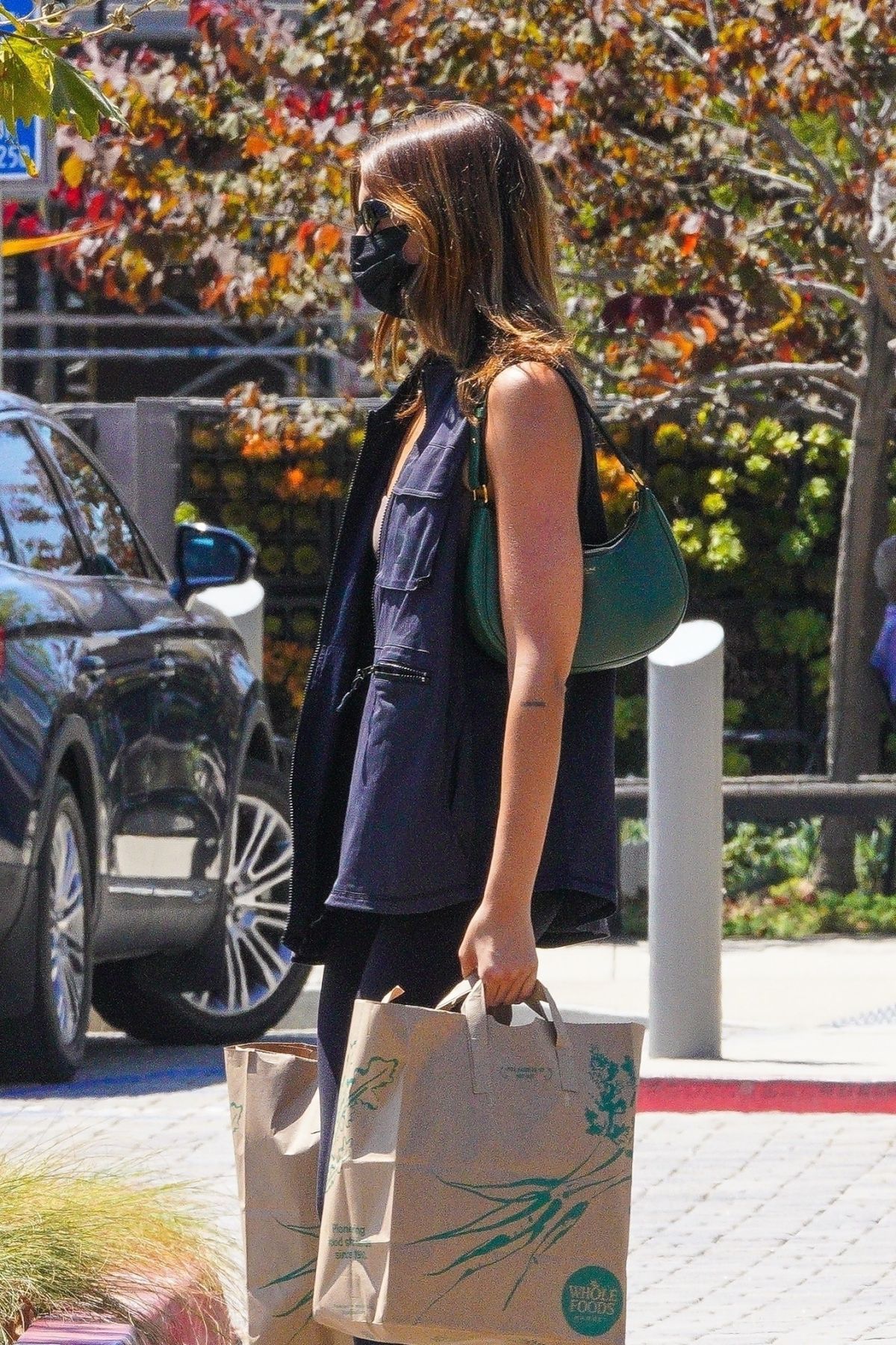 KAIA GERBER Shopping at Whole Foods in Malibu 08/26/2022.