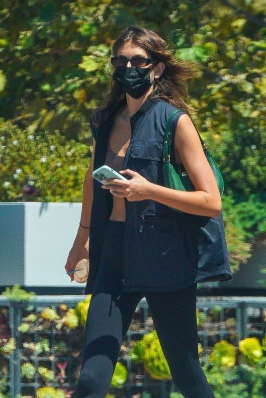 KAIA GERBER Shopping at Whole Foods in Malibu 08/26/2022