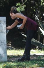 KATE BECKINSALE Pick Up Mail at Her Home in Beverly Hills 08/27/2022