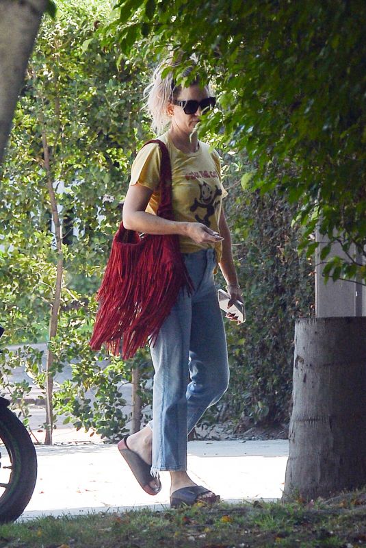 KATE HUDSON Out at a Park in Los Angeles 08/22/2022