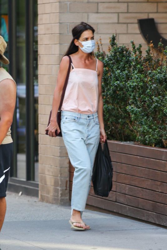 KATIE HOLMES Out and About in New York 08/29/2022
