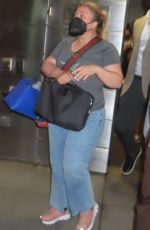 KELLY CLARKSON Leaves The Kelly Clarkson Show in New York 08/22/2022