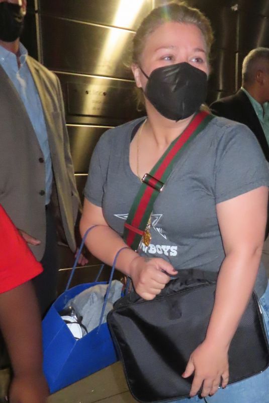 KELLY CLARKSON Leaves The Kelly Clarkson Show in New York 08/22/2022