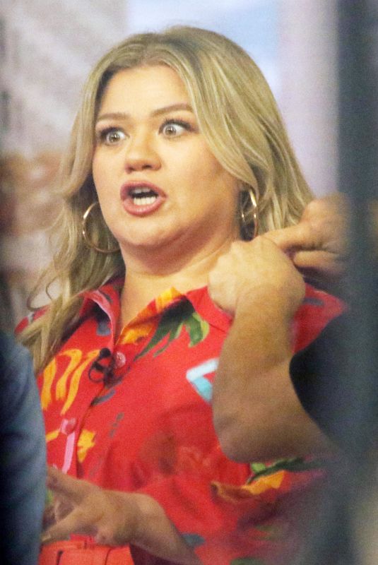 KELLY CLARKSON on the Set of Today Show in New York 08/23/2022