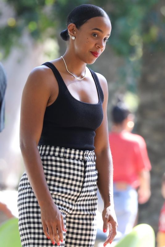 KELLY ROWLAND Out at Coldwater Canyon Park in Beverly Hills 08/19/2022