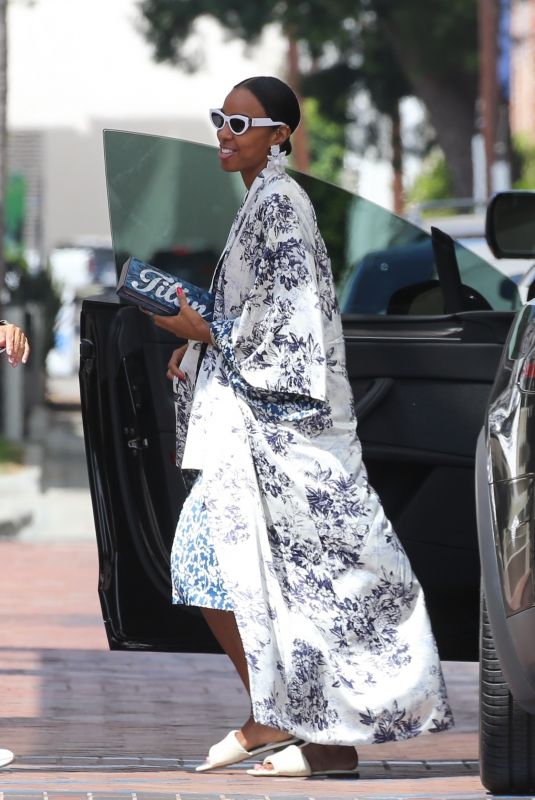 KELLY ROWLAND Out Shopping aat Neiman Marcus in Beverly Hills 08/29/2022