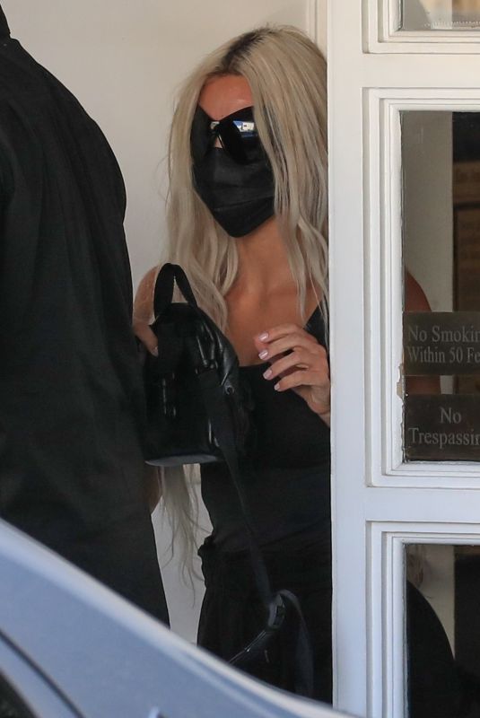 KIM KARDASHIAN Leaves Epione Skin Care Clinic in Beverly Hills 08/16/2022
