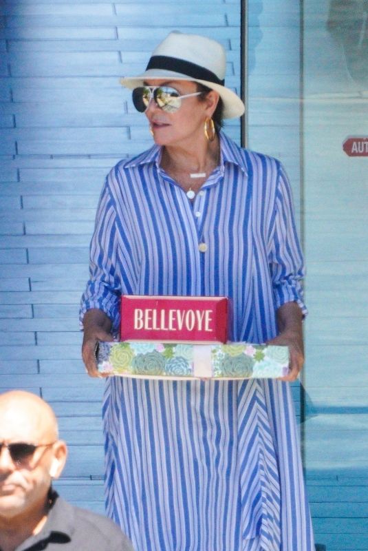 KRIS JENNER Arrives Back in Los Angeles 08/11/2022
