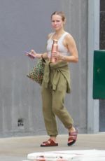 KRISTEN BELL Visits Hollywood Pantages Theatre in Hollywood 08/22/2022