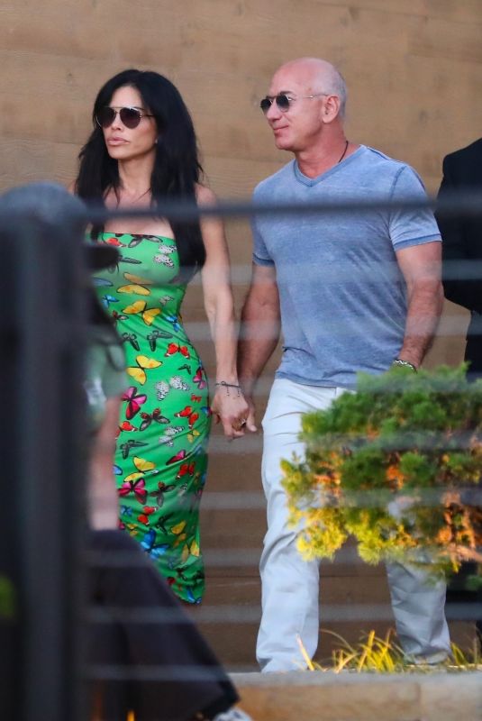 LAUREN SANCHEZ and Jeff Bezos Out for Late Lunch at Nobu in Malibu 08/29/2022