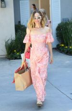 LESLIE MANN Arrives at Day of Indulgence Party in Brentwood 08/14/2022