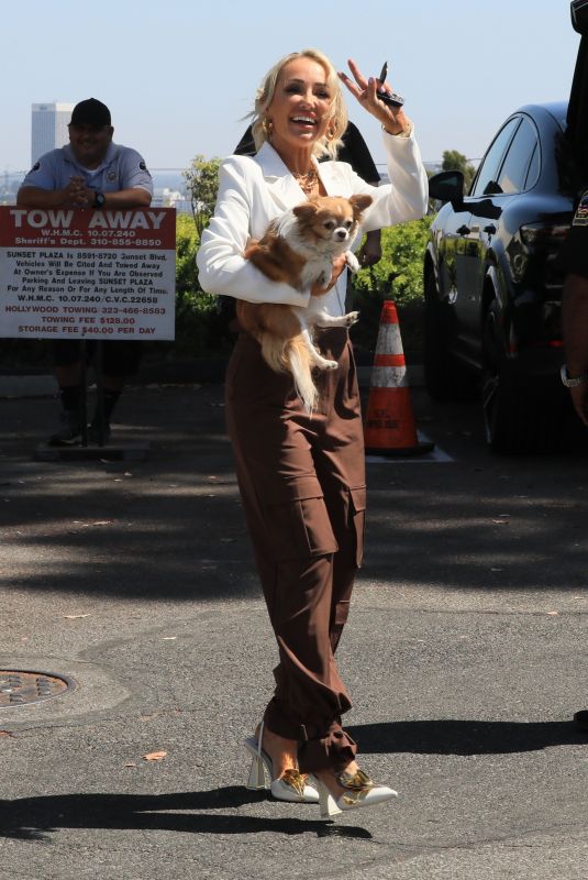 MARY FITZGERALD Leaves SS Offices in West Hollywood 08/18/2022