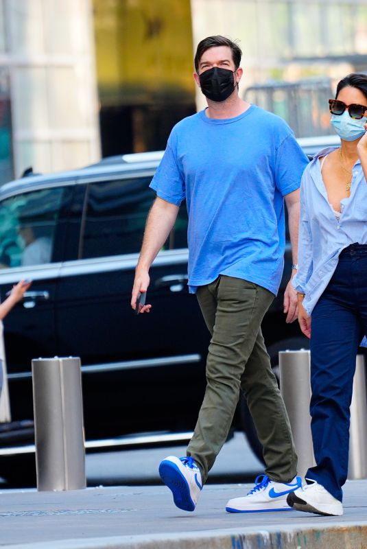 OLIVIA MUNN And John Mulaney Out Shopping at Westfield Mall in New York 08/04/2022