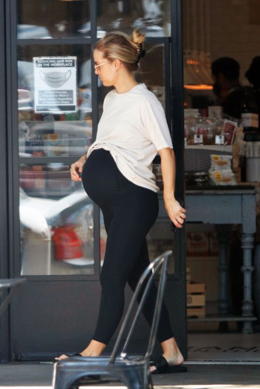 Pregnant LILY ANNE HARRISON at Joan’s on Third in Los Angeles 08/27/2022