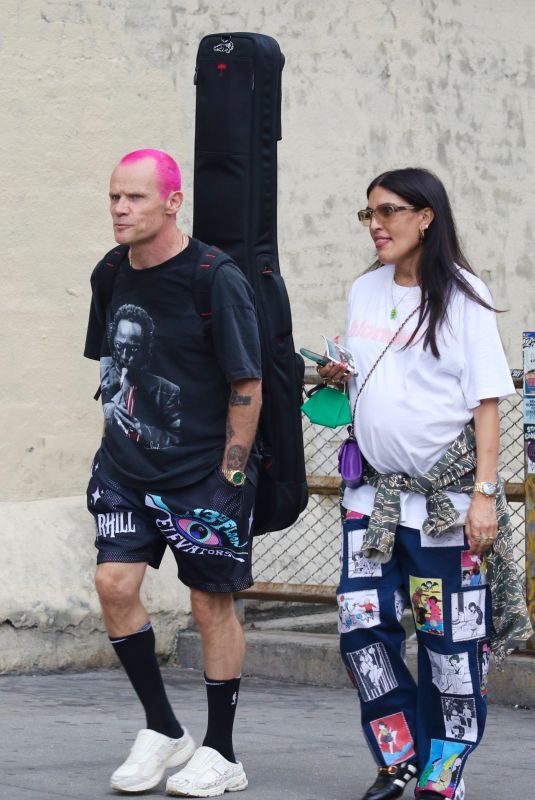 Pregnant MELODY EHSANI and Flea Out in New York 08/26/2022