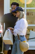 REESE WITHERSPOON Shopping at Sugar Paper at Brentwood Country Mart 08/12/2022