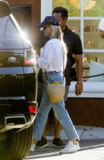 REESE WITHERSPOON Shopping at Sugar Paper at Brentwood Country Mart 08/12/2022