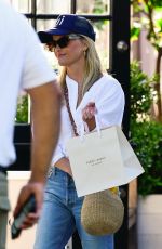 REESE WITHERSPOON Shopping at Sugar Paper at Brentwood Country Mart 08/12/2022