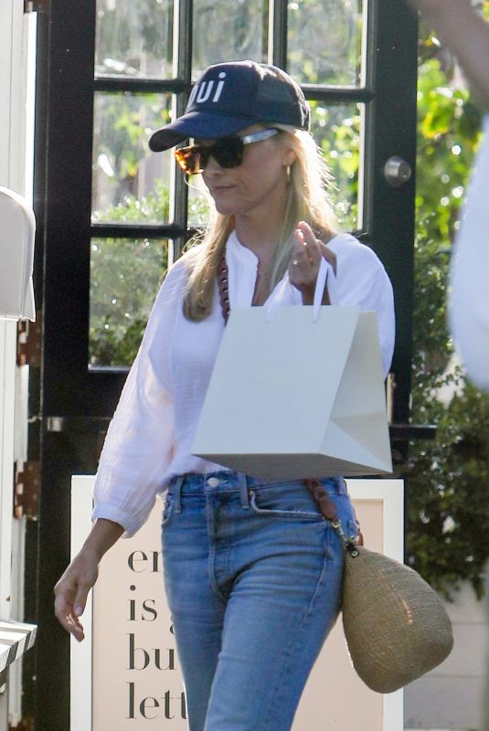 REESE WITHERSPOON Shopping at Sugar Paper at Brentwood Country Mart 08/12/2022