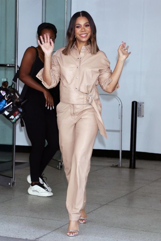 REGINA HALL Leaves Drew Barrymore Show in New York 08/30/2022