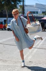 RUMER WILLIS Shopping at Farmers Market in West Hollywood 08/07/2022