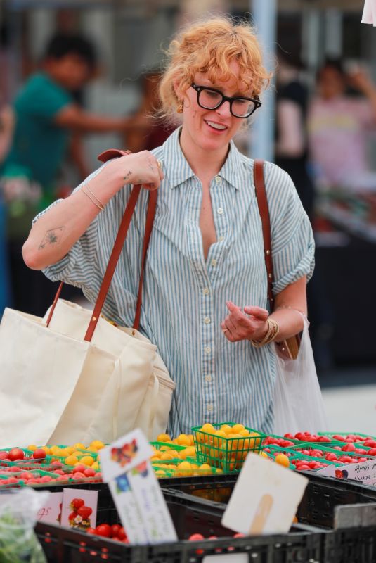 RUMER WILLIS Shopping at Farmers Market in West Hollywood 08/07/2022