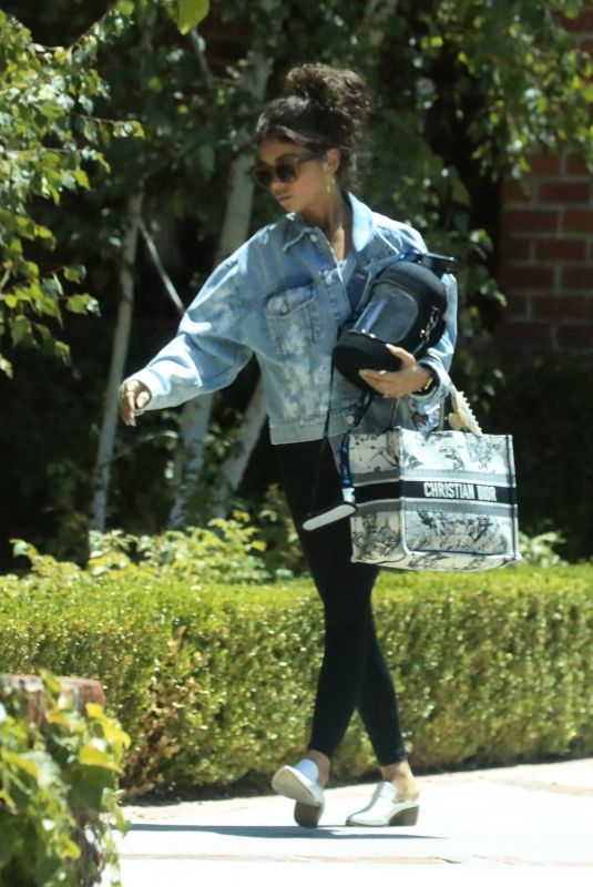 SARAH HYLAN Arrives at Her Acting Coach