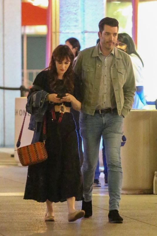 ZOOEY DESCHANEL Arrives at Mark Taper Forum in Los Angeles08/03/2022