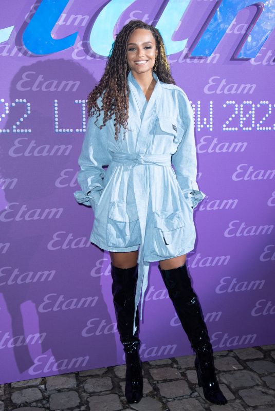 ALICIA AYLIES at Etam Show at Paris Fashion Week 09/27/2022 