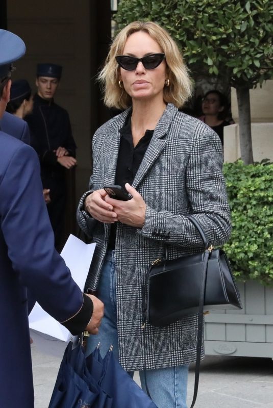 AMBER VALLETTA Catches a Cab Outside a Hotel in Paris 09/29/2022