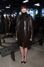 ANNE HATHAWAY Arrives at Michael Kors Show at New York Fashion Week 09/14/2022