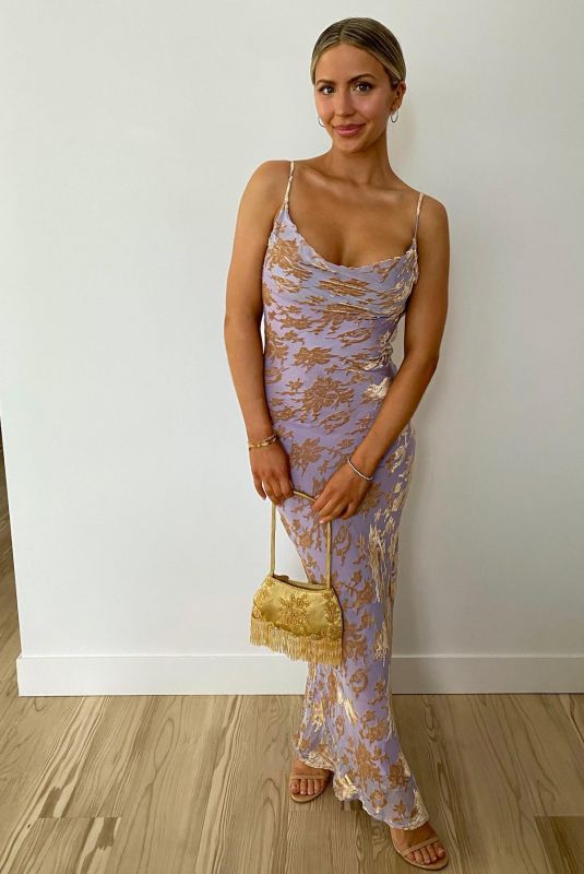 BEATRICE BOUCHARD - Instagram Photos and Video 08/31/2022