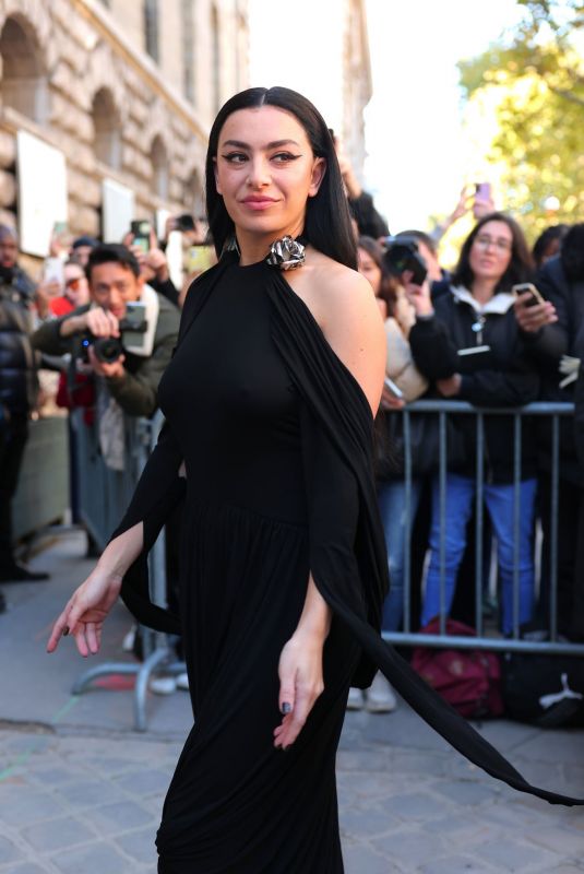 CHARI XCX Arrives at Loewe Show at Paris Fashion Week 09/30/2022