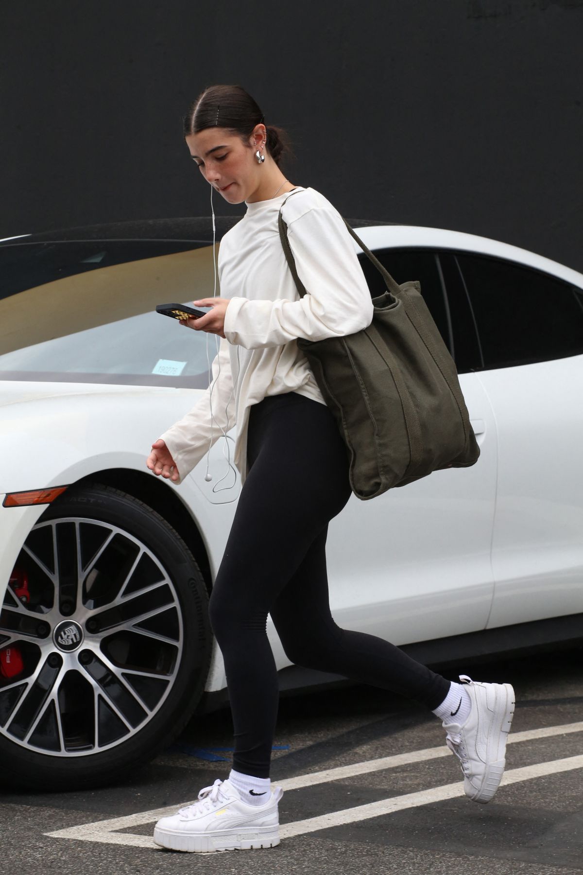 CHARLI D’AMELIO Arrives at DWTS Rehearsal Studio in Los Angeles 09/10