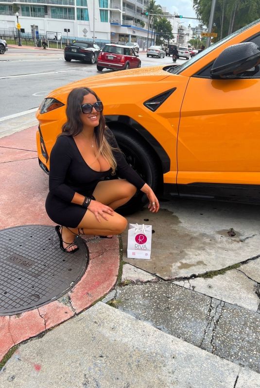 CLAUDIA ROMANI Out and About in Miami Beach 09/18/2022