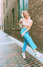 COURTNEY MILLER - Instagram Photos 09/06/2022