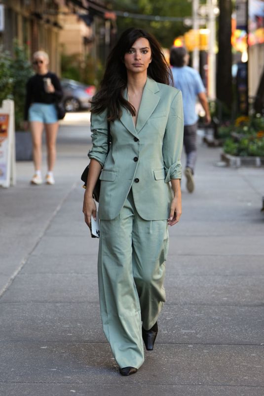 EMILY RATAJKOWSKI Out and About in New York 09/15/2022